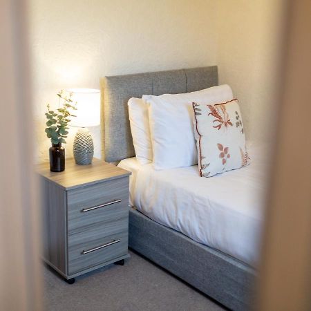 Adrian House, Near Hospital, Easy Parking + Garden Apartment Carlisle  Luaran gambar