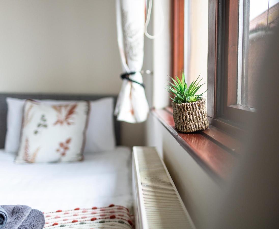 Adrian House, Near Hospital, Easy Parking + Garden Apartment Carlisle  Luaran gambar
