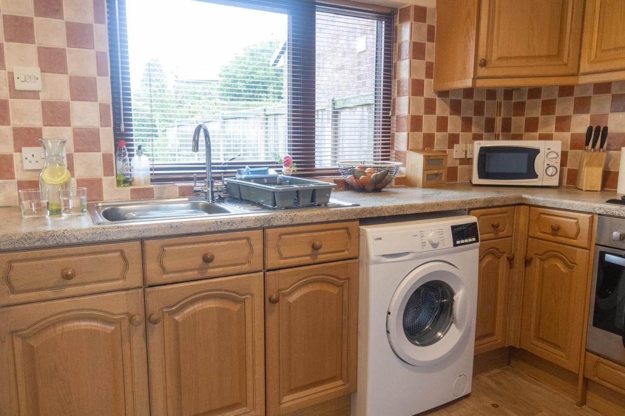 Adrian House, Near Hospital, Easy Parking + Garden Apartment Carlisle  Luaran gambar