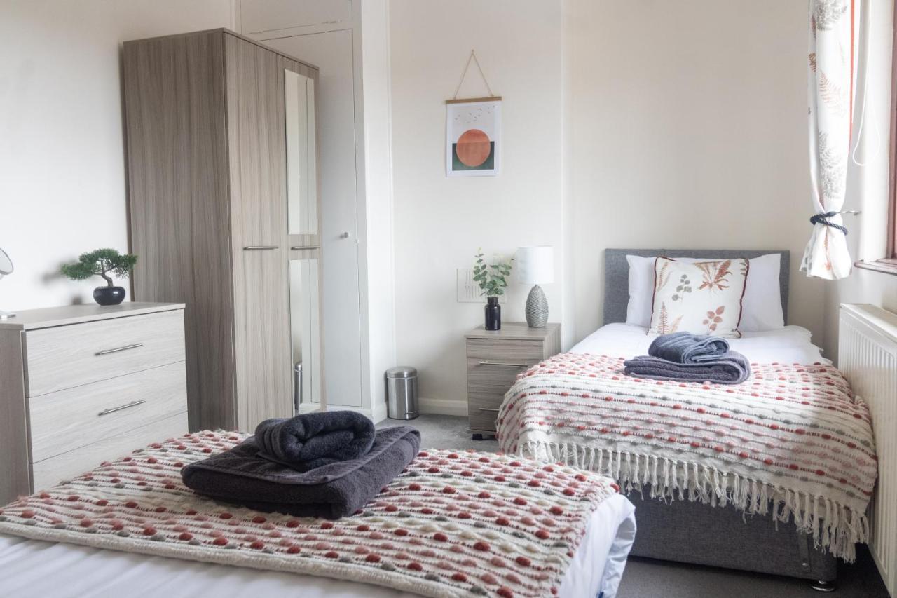 Adrian House, Near Hospital, Easy Parking + Garden Apartment Carlisle  Luaran gambar