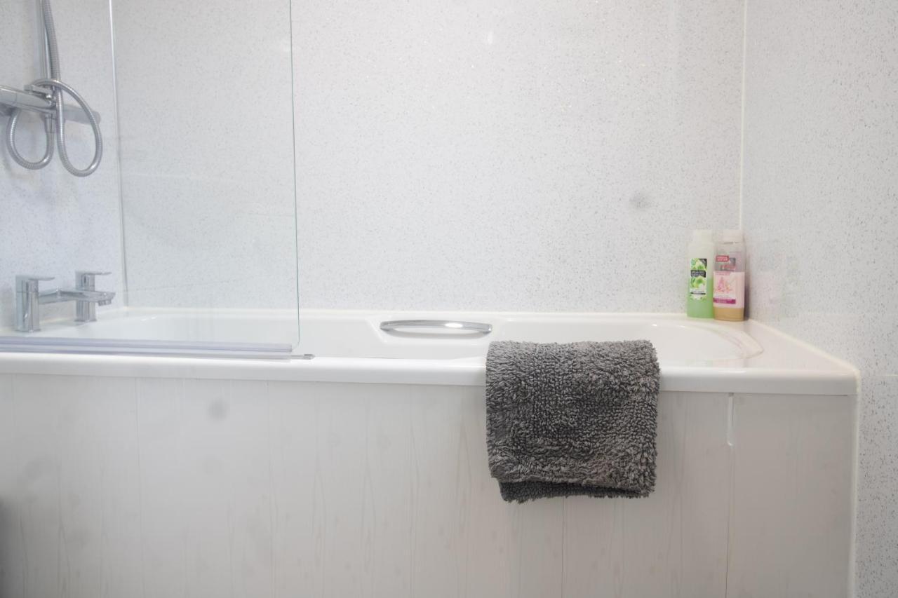 Adrian House, Near Hospital, Easy Parking + Garden Apartment Carlisle  Luaran gambar
