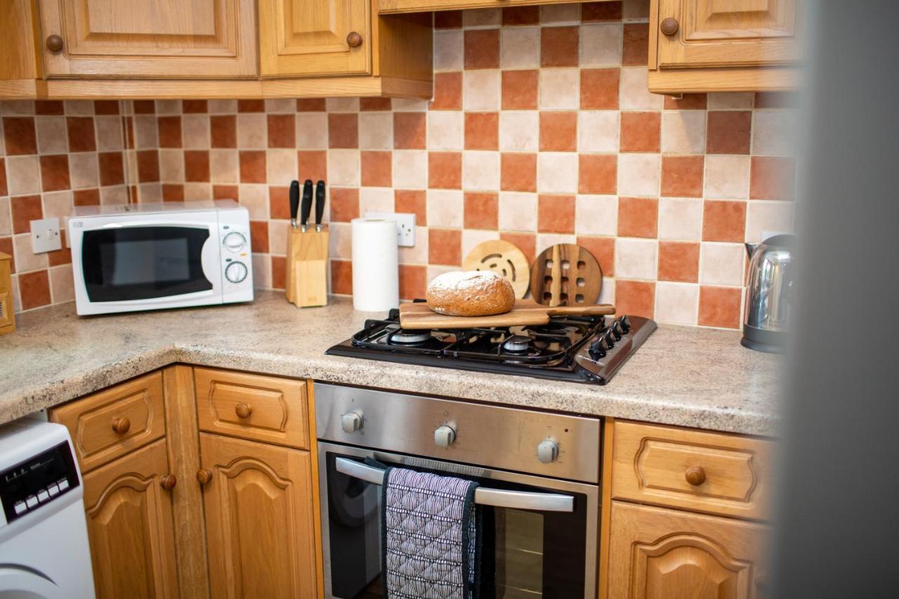 Adrian House, Near Hospital, Easy Parking + Garden Apartment Carlisle  Luaran gambar