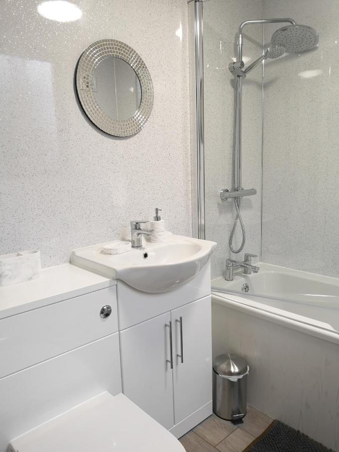 Adrian House, Near Hospital, Easy Parking + Garden Apartment Carlisle  Luaran gambar