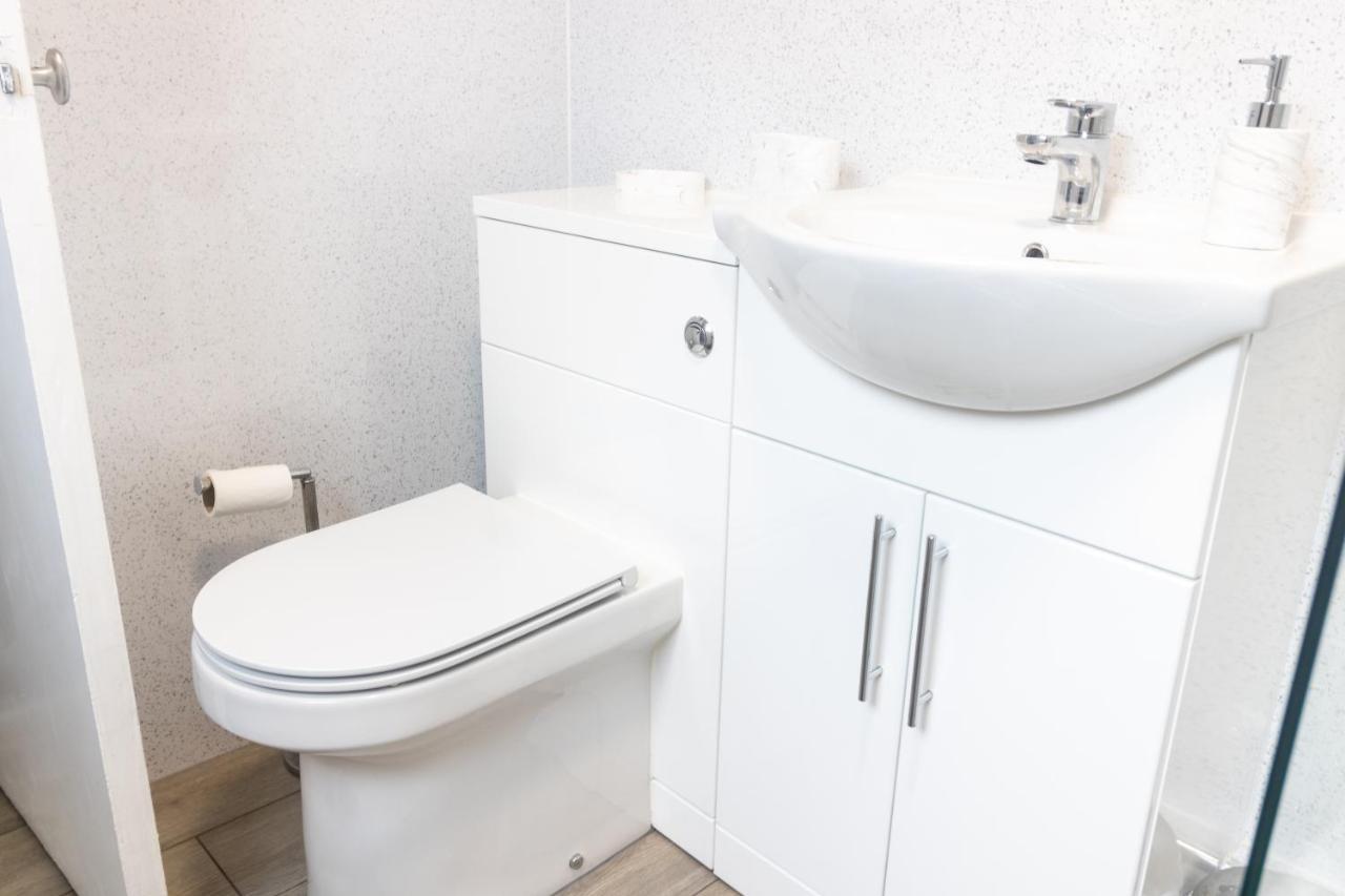 Adrian House, Near Hospital, Easy Parking + Garden Apartment Carlisle  Luaran gambar